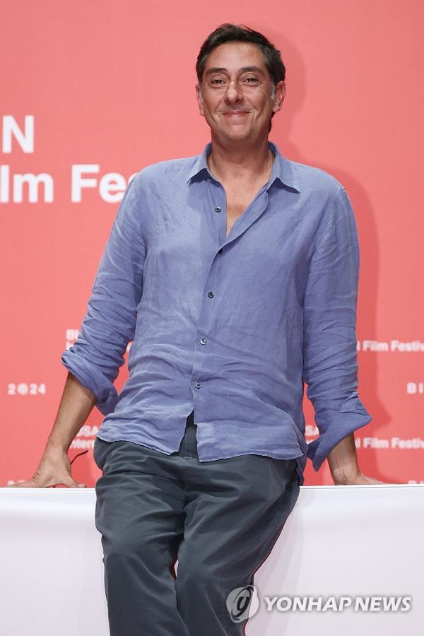 Portuguese film director Miguel Gomes poses for photos after a press co<em></em>nference at the Busan Internatio<em></em>nal Film Festival in the southeastern city of Busan on Oct. 4, 2024. (Yonhap)