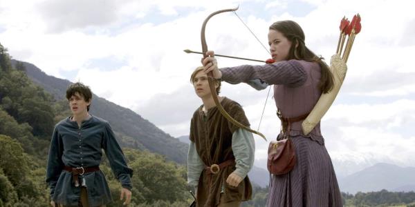 Susan, Edmund, and Peter Pevensie face someone in Chro<em></em>nicles of Narnia.