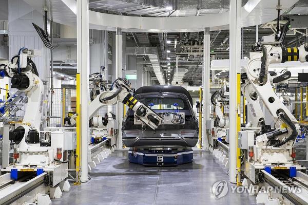 This photo provided by Hyundai Motor Group shows an automated Io<em></em>niq 5 electric vehicle production line at Hyundai Motor Group Innovation Center Singapore. (PHOTO NOT FOR SALE) (Yonhap)