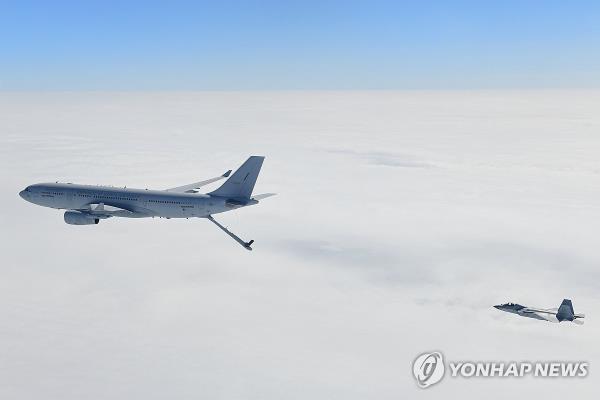 This file photo, provided by the Defense Acquisition Program Administration on March 19, 2024, shows the fifth prototype (R) of the homegrown KF-21 fighter jet under development successfully undergoing air-to-air refueling for the first time over waters off the southern coast after the fighter took off from an air ba<em></em>se in Sacheon, 296 kilometers southeast of Seoul, earlier in the day. (PHOTO NOT FOR SALE) (Yonhap)